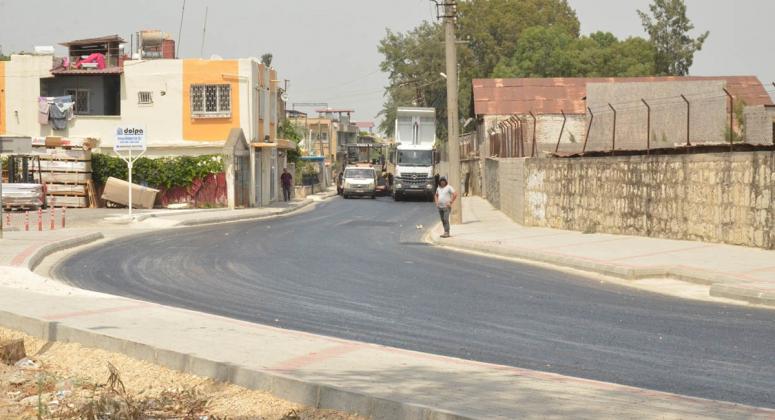 BOZUK ZEMİNİ NEDENİYLE ŞİKAYETLERE NEDEN OLAN TARSUS’TAKİ HÜRRİYET CADDESİ, GÜVENLİ GEÇİŞ YAPILIR DURUMA GETİRİLDİ