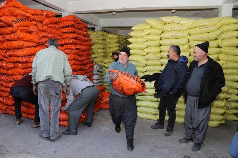 BAŞKAN TARHAN’DAN ZİRAİ DON TEHLİKESİNE KARŞI ÜRETİCİYE KÖMÜR YARDIMI