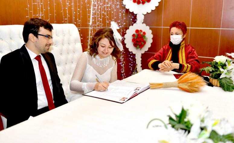 BÜYÜKŞEHİR’DE 2021 YILININ 1000. NİKÂHI KIYILDI