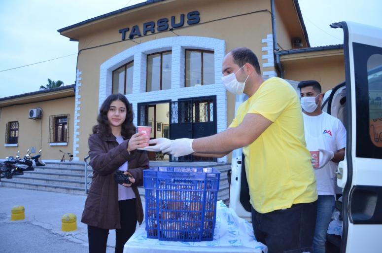 MERSİN’DE YOLCULAR İFTAR SAATİNDE ÇORBA İLE KARŞILANIYOR