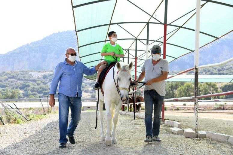 SEREBRAL PALSİLİ ÖZEL ÇOCUKLAR ATA BİNDİ
