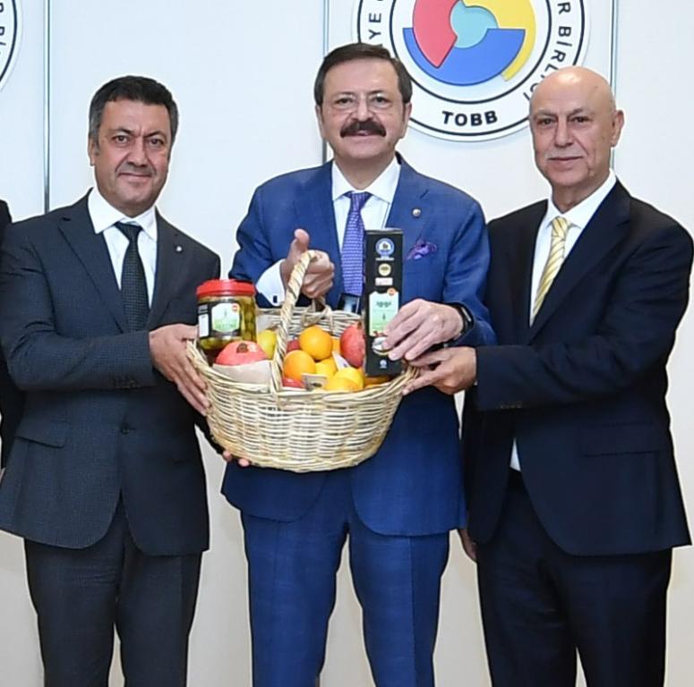 TOBB Başkanı Hisarcıklıoğlu’na Coğrafi İşaretli Tarsus Sarıulak Zeytini ve Zeytinyağı takdim edildi