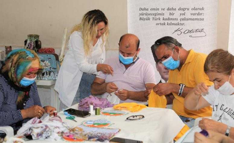 KİM DEMİŞ ERKEKLER, İĞNE OYASINDAN ANLAMAZ DİYE!