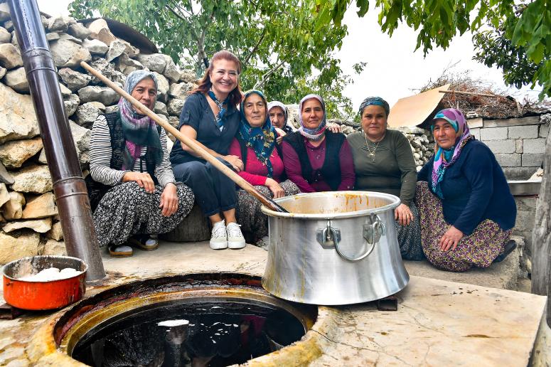 MERAL SEÇER UZUNCABURÇ’TA BAĞBOZUMUNA KATILDI, PEKMEZ YAPTI