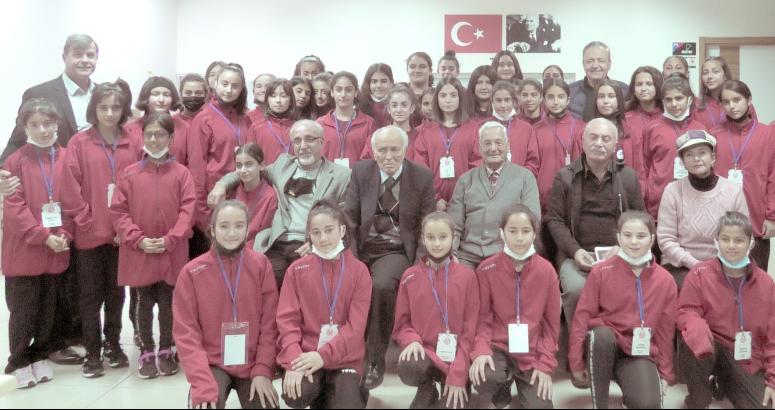YENİ KUŞAK KÖY ENSTİTÜLERİ DERNEĞİ ÜYESİ EMEKLİ ÖĞRETMENLER KIR ÇİÇEKLERİ’Nİ ZİYARET ETTİ