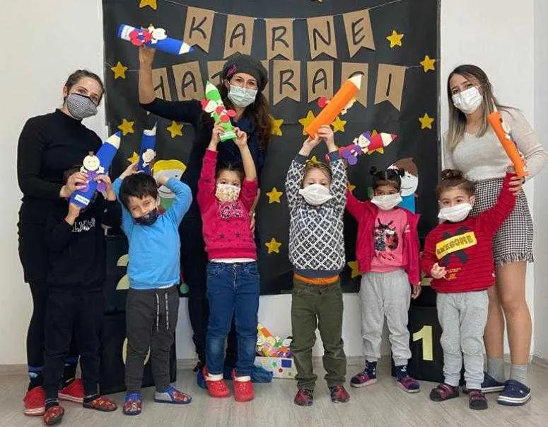 ADİLE TEYZE VE MÜNİR ÖZKUL KREŞLERİNDE KARNE SEVİNCİ