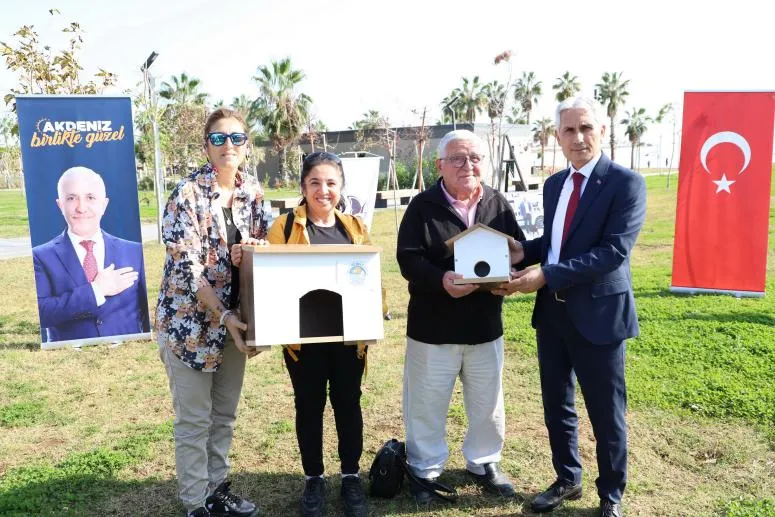 Akdeniz Belediyesi, Köpek Kulübeleri, Kedi Yuvaları Ve Kuş Evleri Dağıttı