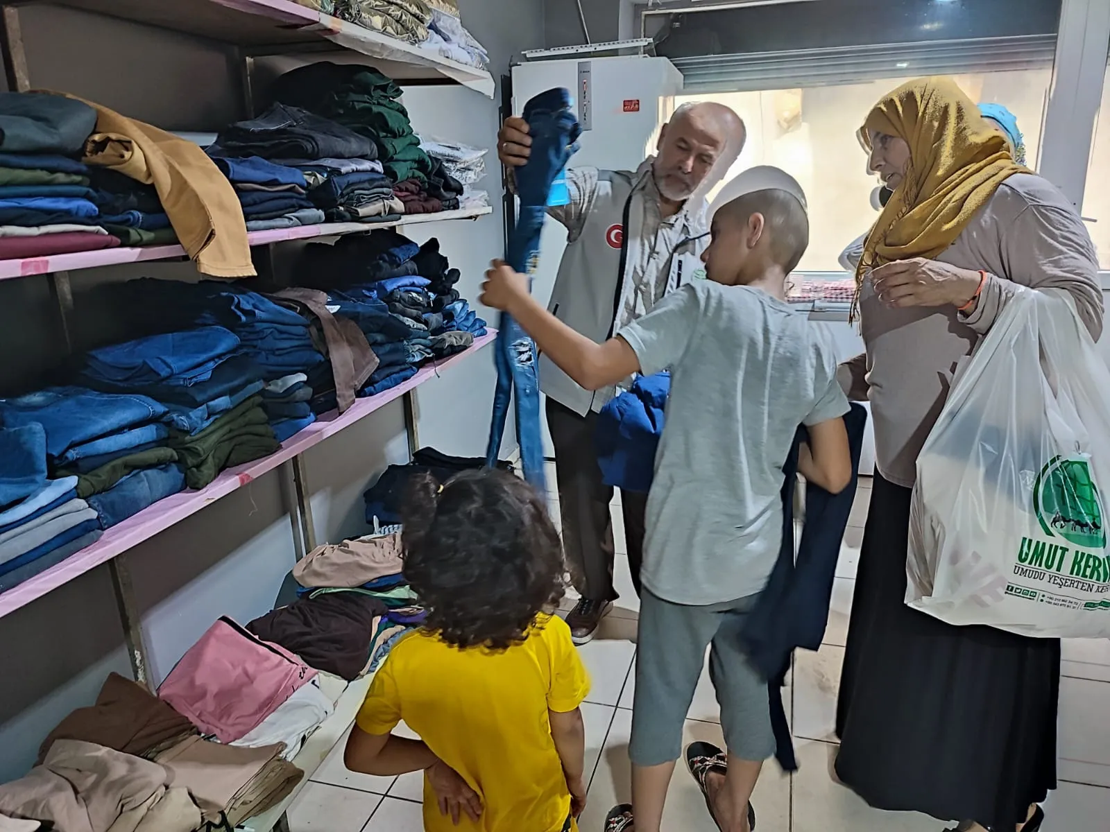 Tarsus Umut Kervanı’ndan İhtiyaç Sahibi Ailelere Giyim Yardımı