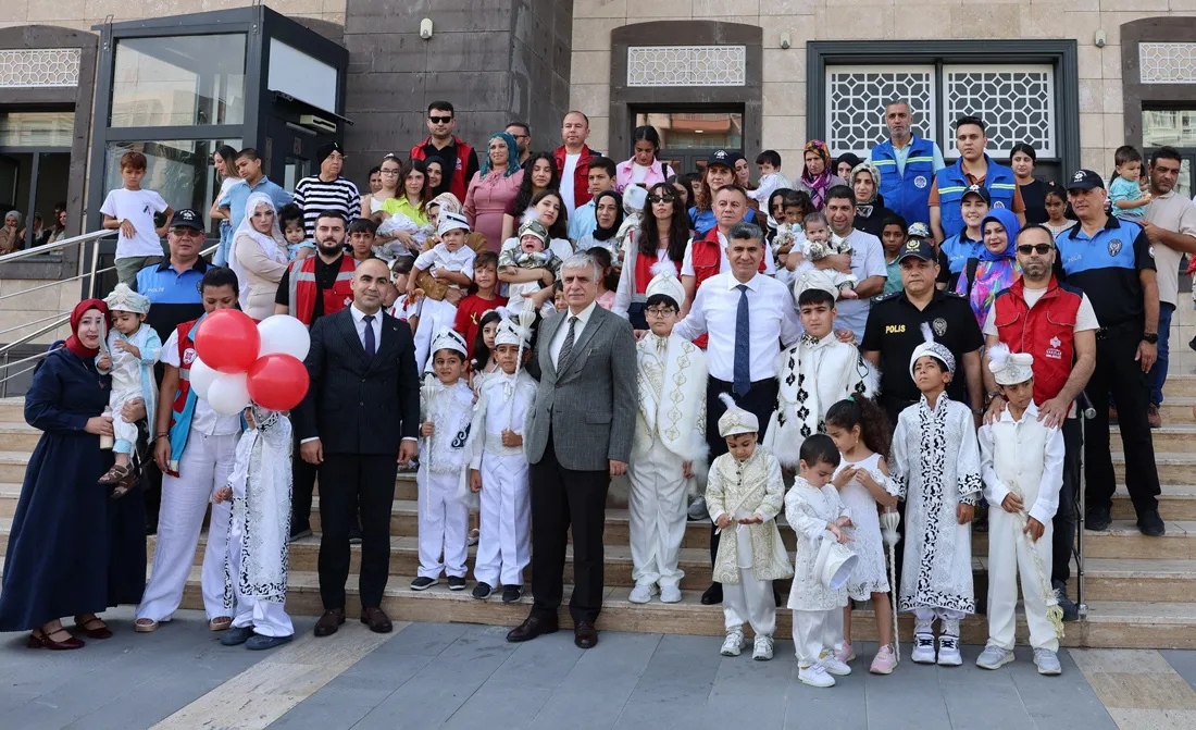 AKDENİZ’DE 33 ÇOCUK İÇİN SÜNNET ŞÖLENİ