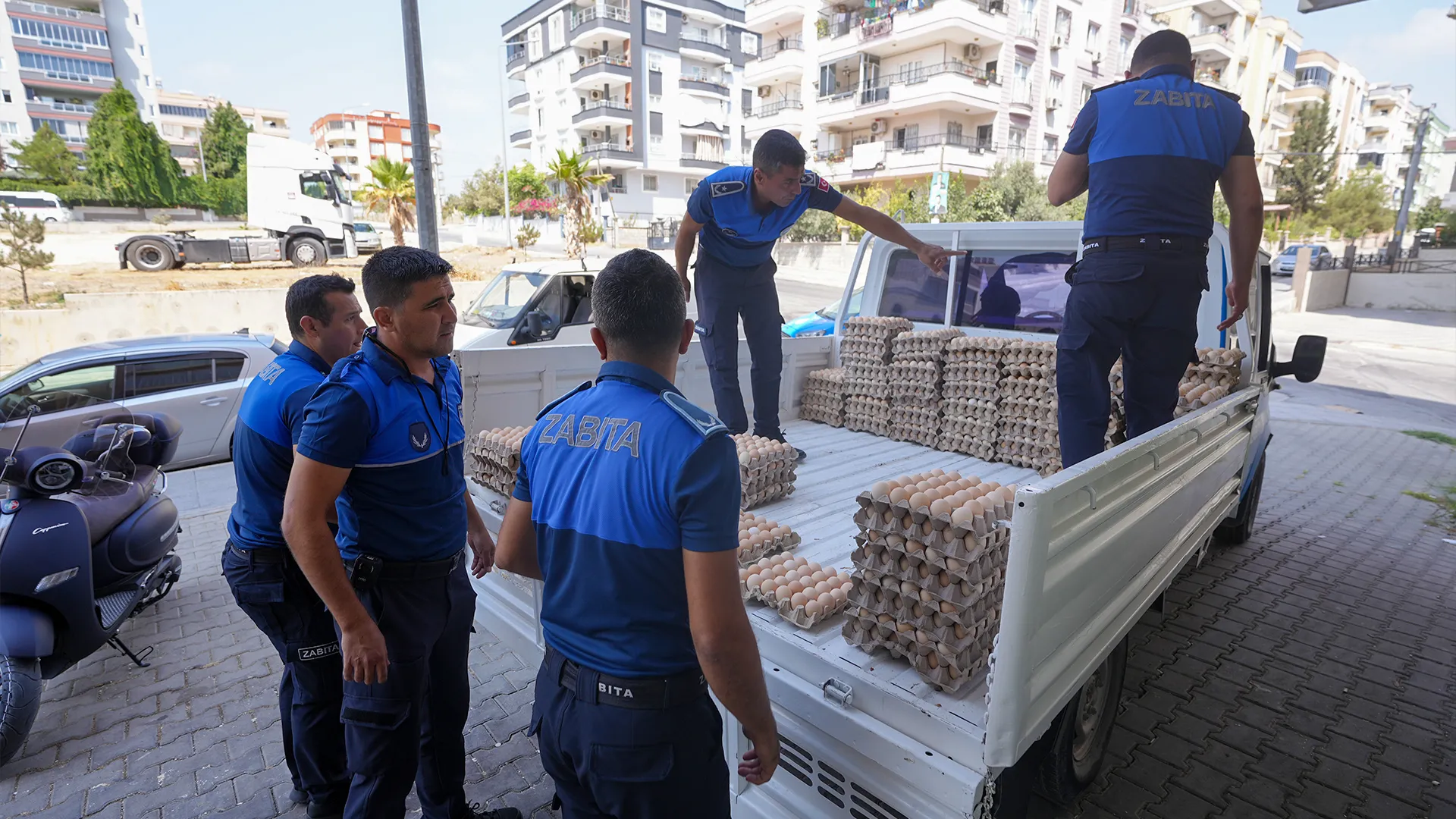 TARSUS’TA HALK SAĞLIĞI OPERASYONU: 60 BİN BOZUK YUMURTAYA EL KONULDU