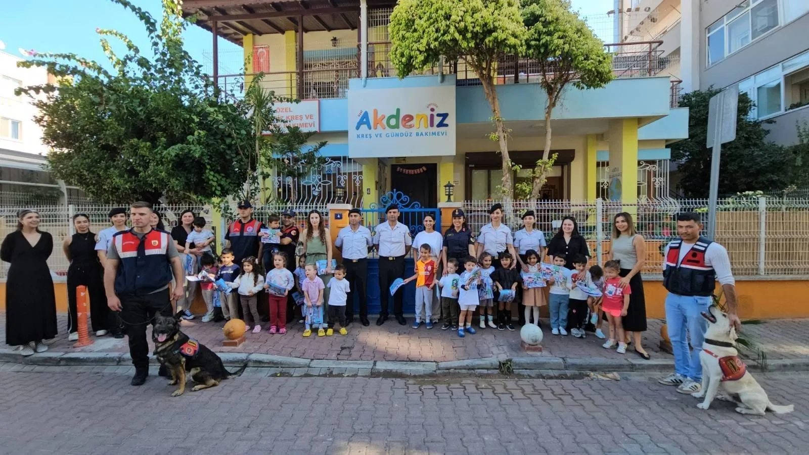 JANDARMADAN MİNİKLERE EĞLENCELİ VE EĞİTİCİ ZİYARET