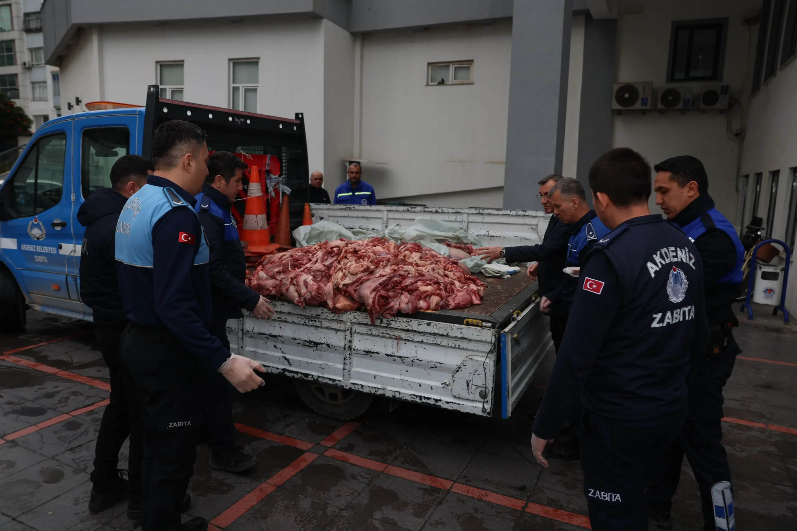 AKDENİZ’DE 500 KİLO BOZUK ET ELE GEÇİRİLDİ
