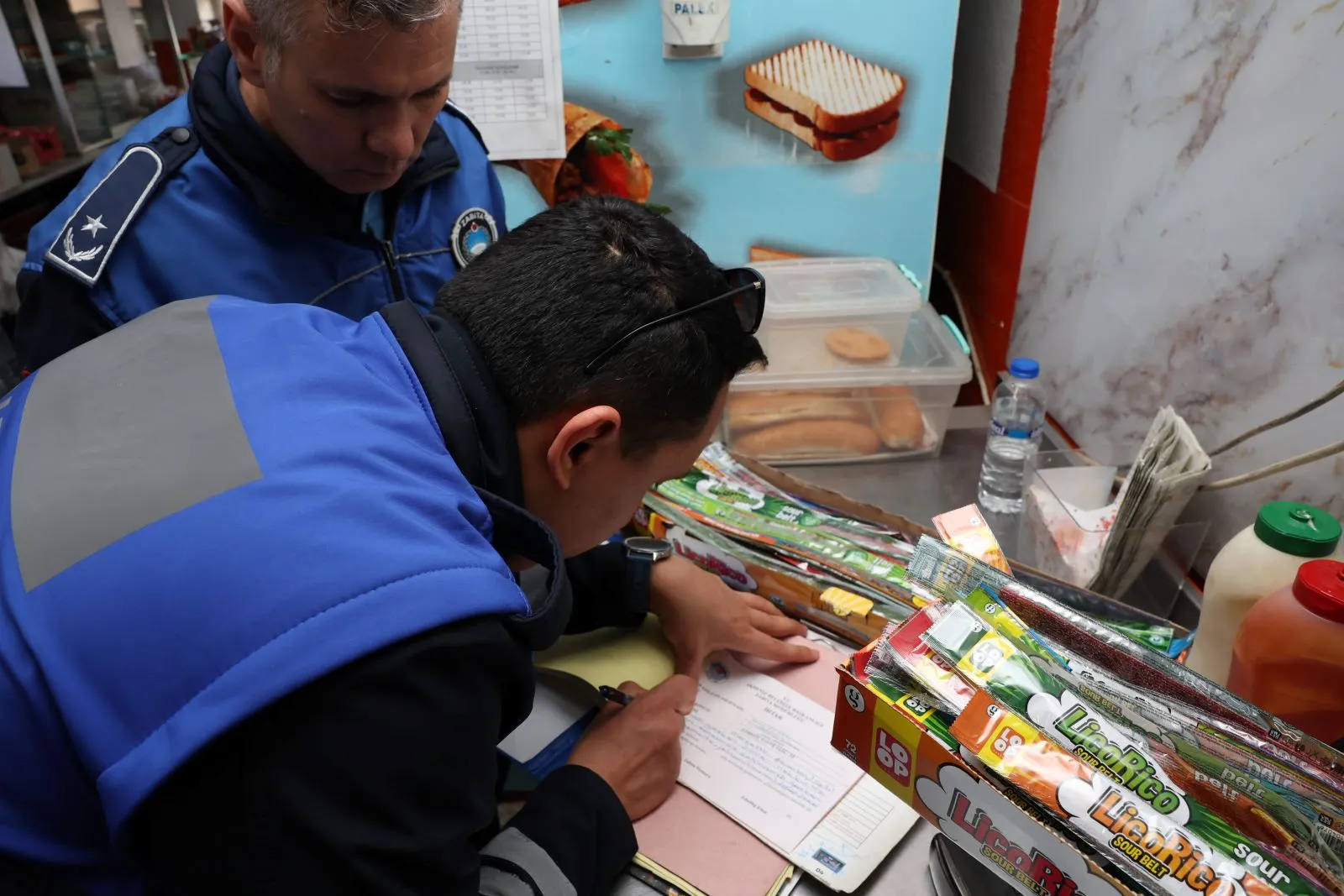 Akdeniz Zabıtasından Sağlıksız Gıdaya Sıfır Tolerans: Kantine Ceza Kesildi