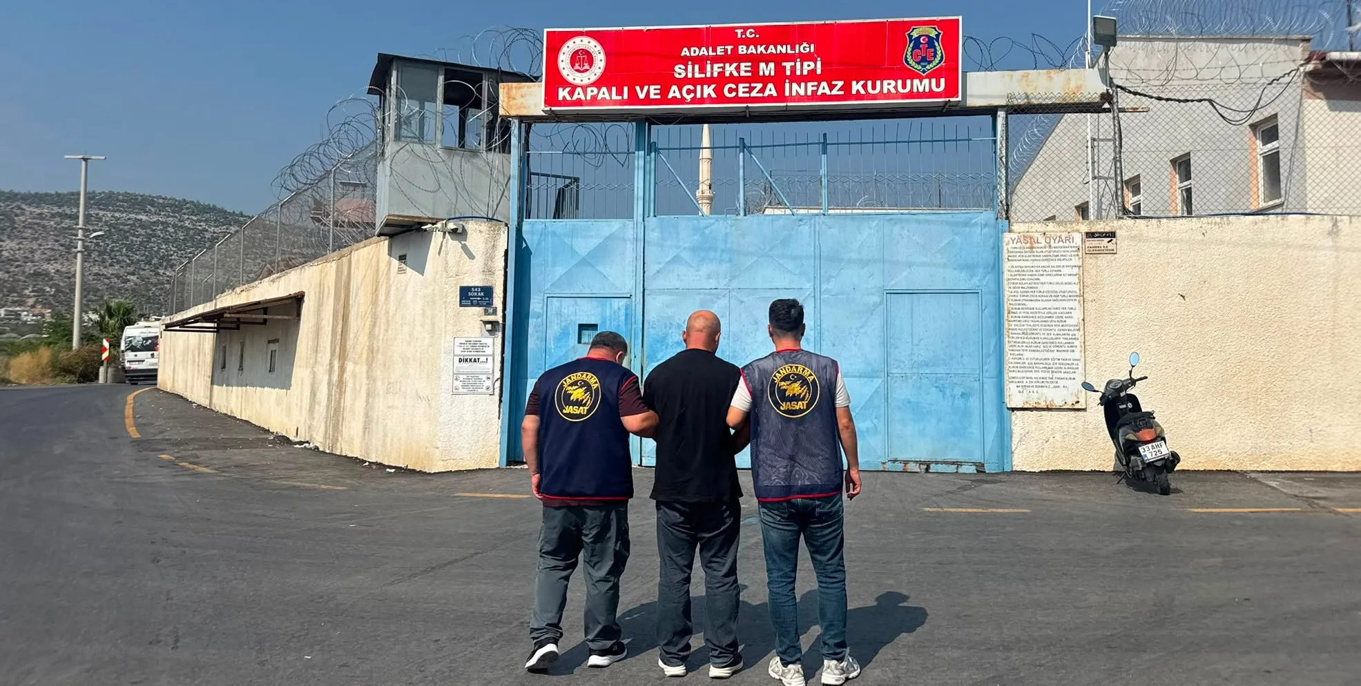 21 YIL HAPİS CEZASIYLA 8 YILDIR ARANIYORDU! JANDARMA SİLİFKE’DE YAKALADI