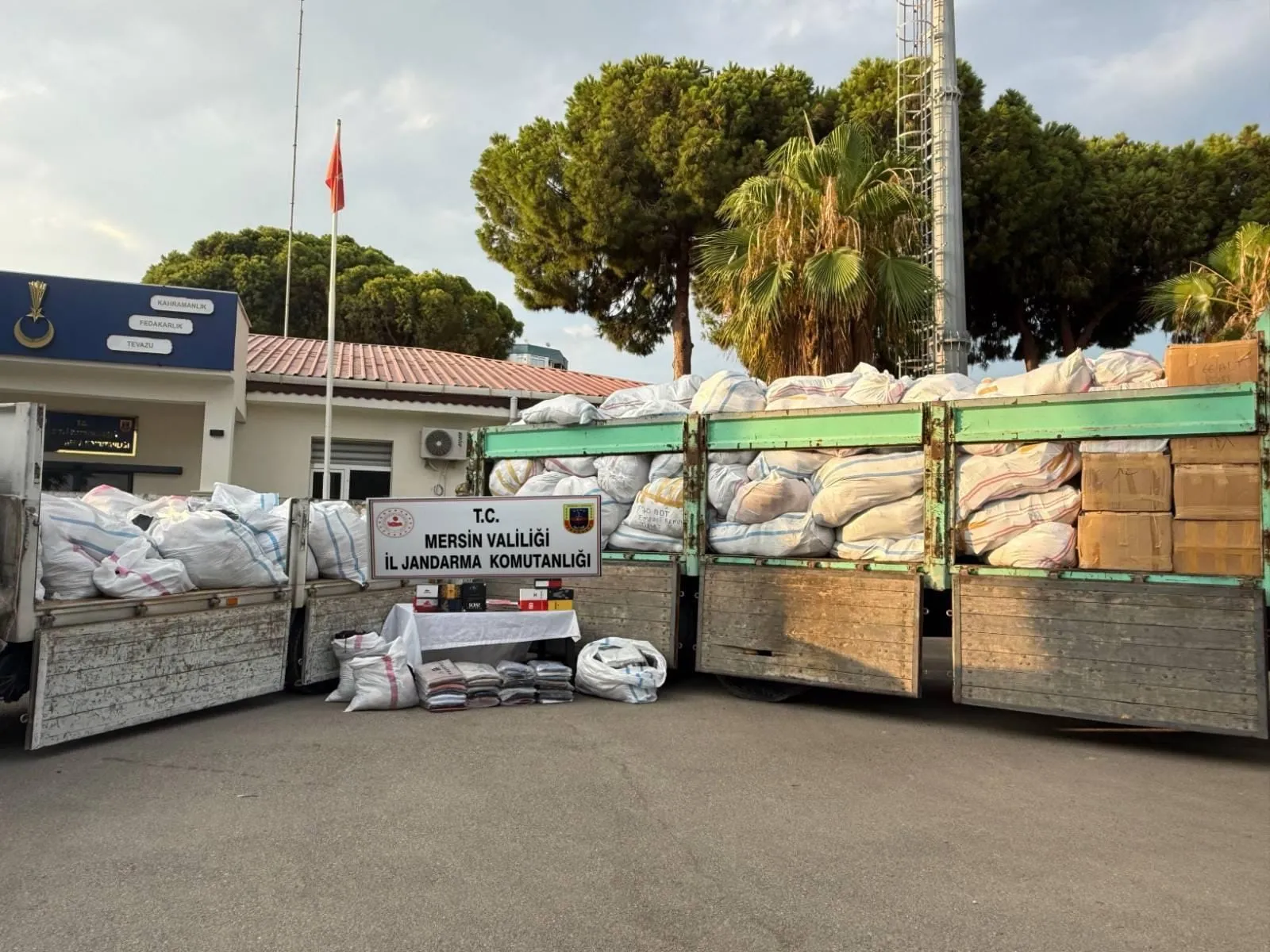 Mersin’de Dev Kaçakçılık Operasyonu: 50 Milyon TL Değerinde Giyim Malzemesi Ele Geçirildi